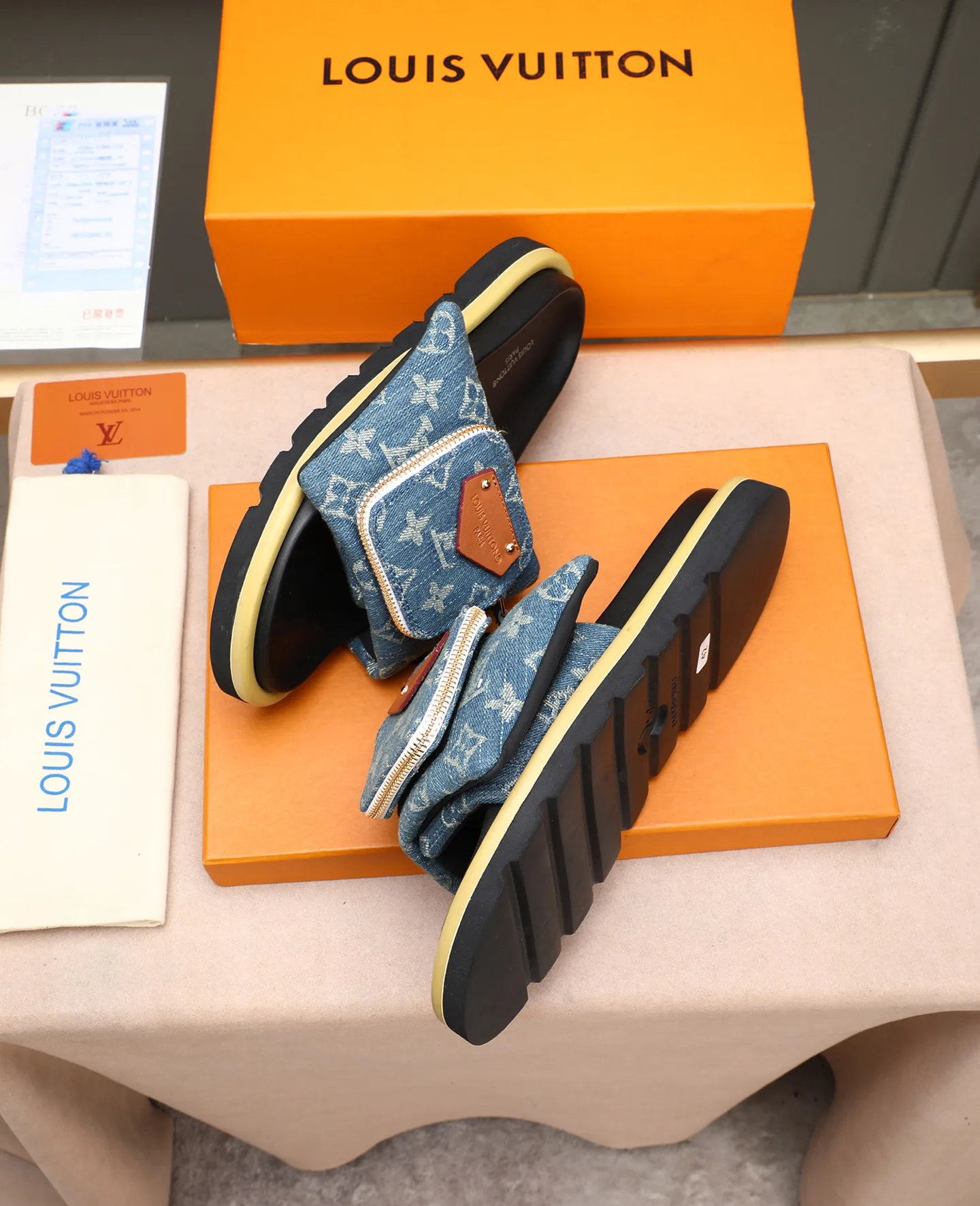 PP400 couple model with drawer box [LOUIS VUITTON] Louis Vuitton, the latest LV official website printed wallet and men's and women's slippers🔥🔥🔥 are now on the market. The drawer box is packed with cloth bags and cards. The upper pattern looks very soft and waxy, and it is a super versatile leg slimming tool. Fabric: Imported denim/down silk cotton embossed, official website pattern printing, lining: water-dyed sheepskin down filling, comfortable to wear, feet: high elastic PU water table. Sole: foam sole, heel height: about 5cm. Size 35-46, 35, 45 and 46 are custom-made and cannot be returned or exchanged. Color: multiple colors available.